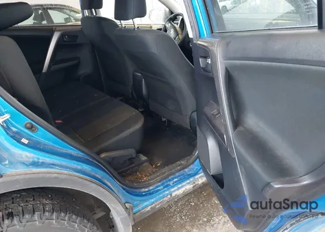 2018 Toyota Rav4 Le z USA, uszkodzony, nr VIN JTMBFREVXJD256995